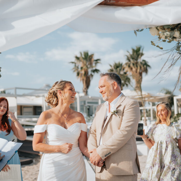 La fuga d’amore di Anthony & Claire, dall’Inghilterra al Poetto