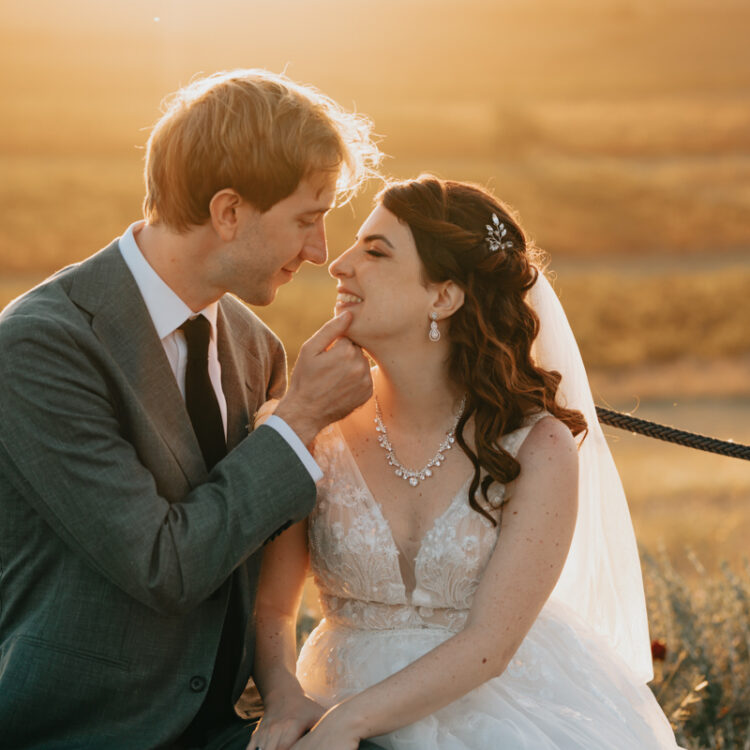 Peter e Daniela ritratti di matrimonio durante la golden hour a Is Paulis