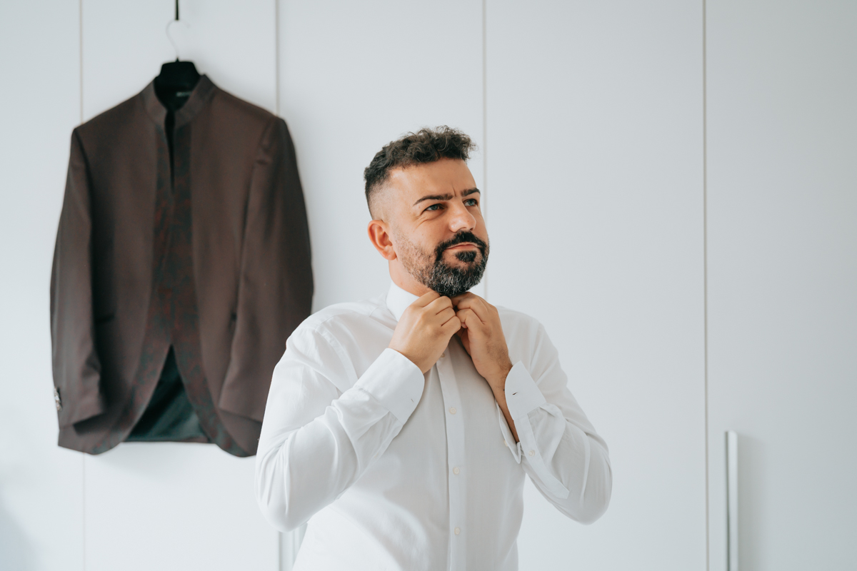 preparazione dello sposo durante il matrimonio a Cagliari