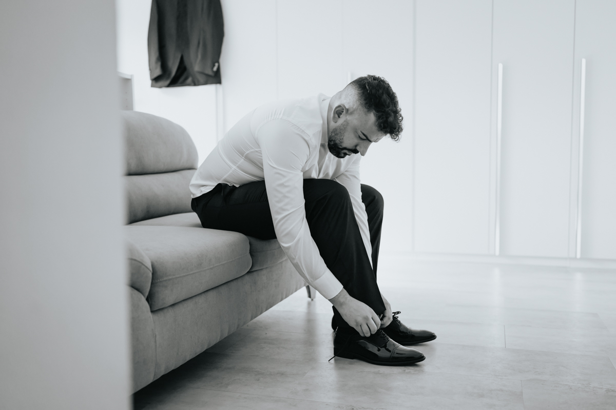 preparazione dello sposo durante il matrimonio a Cagliari