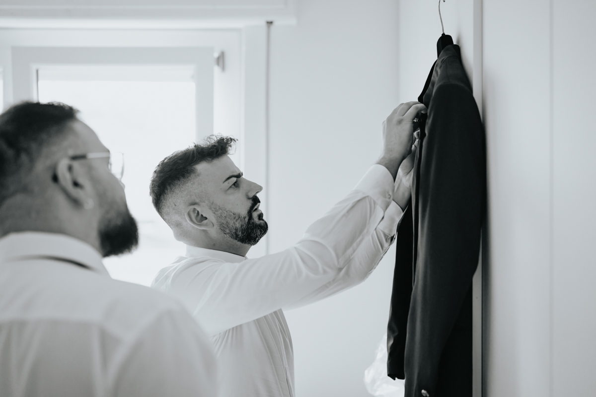 preparazione dello sposo durante il matrimonio a Cagliari