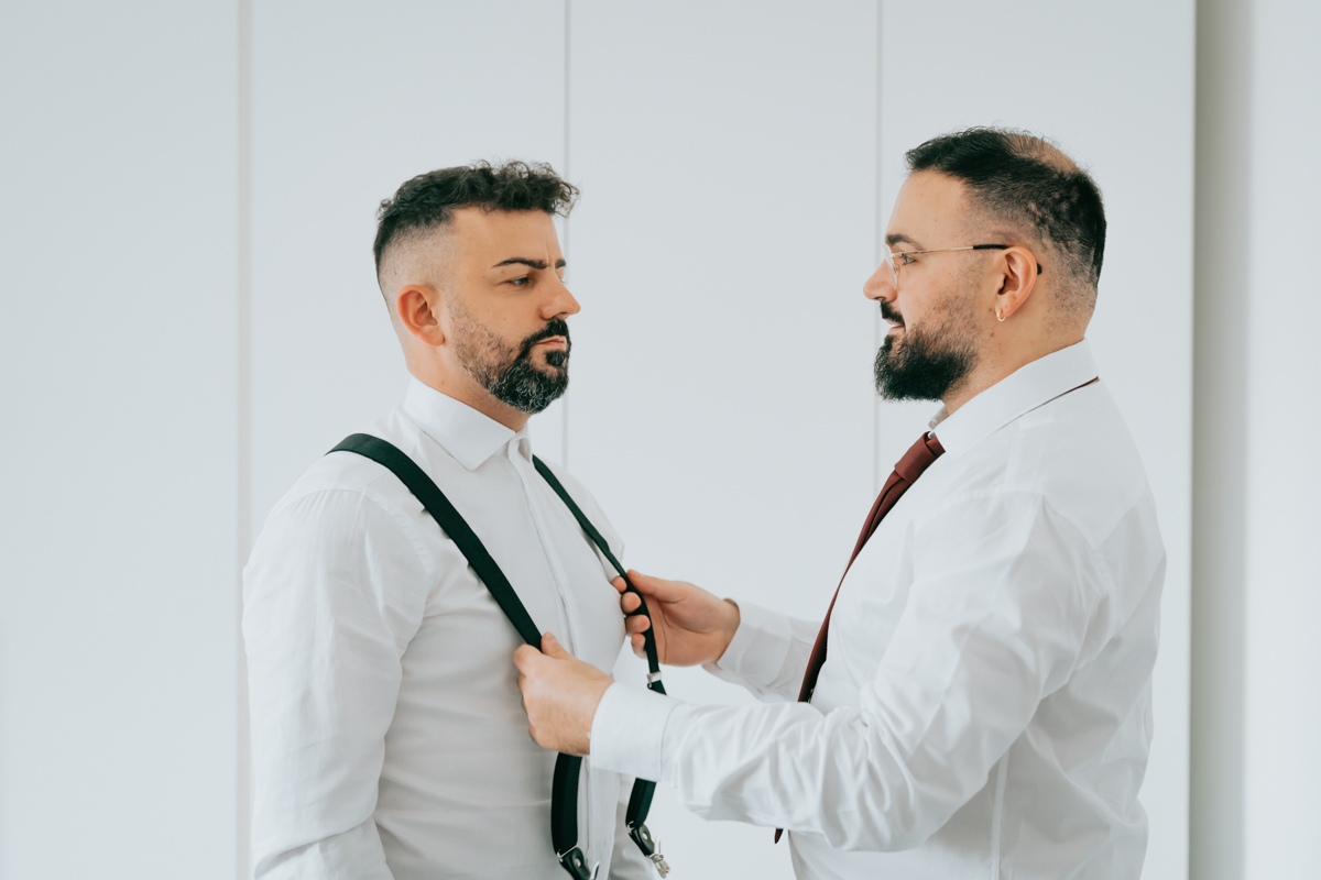 preparazione dello sposo durante il matrimonio a Cagliari