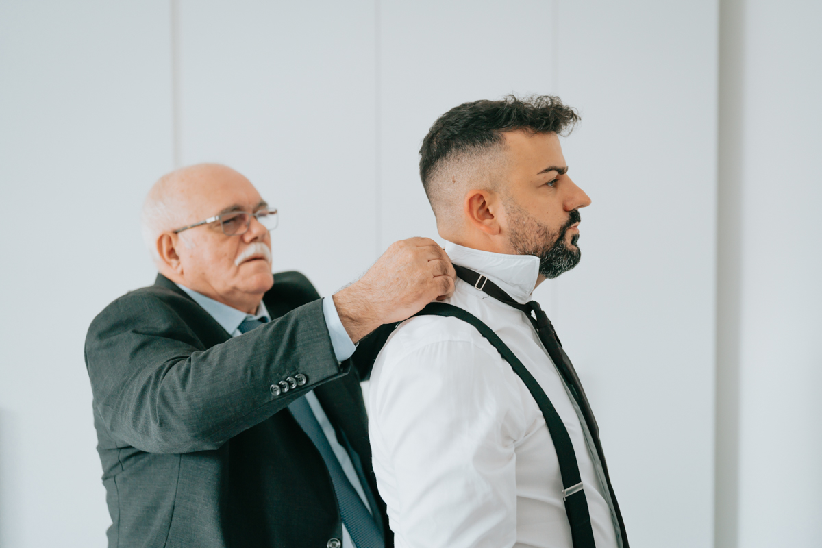 preparazione dello sposo durante il matrimonio a Cagliari