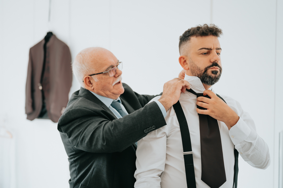 preparazione dello sposo durante il matrimonio a Cagliari