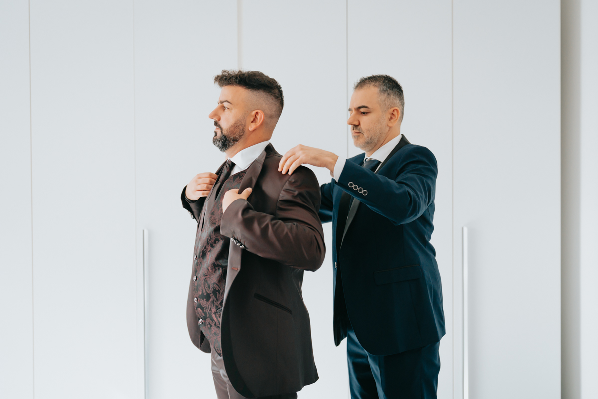 preparazione dello sposo durante il matrimonio a Cagliari