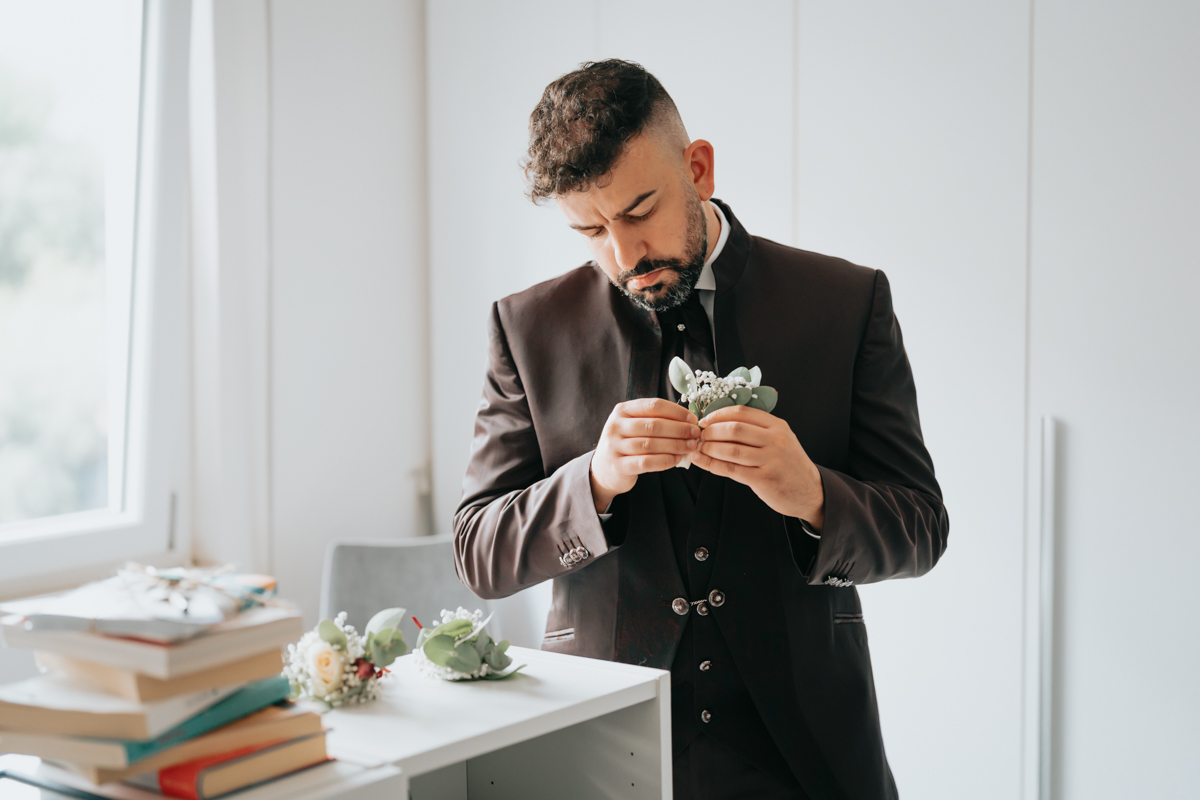 preparazione dello sposo durante il matrimonio a Cagliari