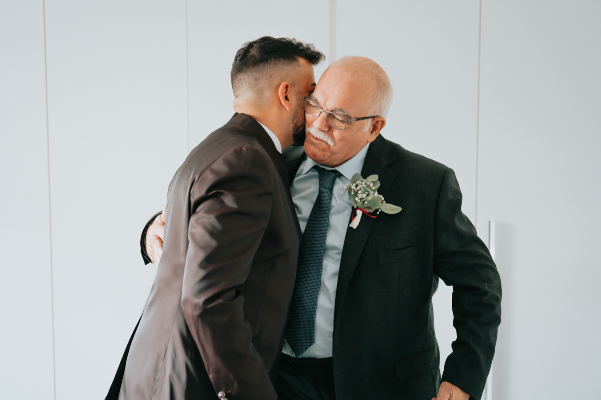 preparazione dello sposo durante il matrimonio a Cagliari