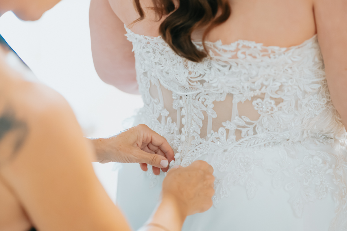 preparazione della sposa durante il matrimonio a Cagliari