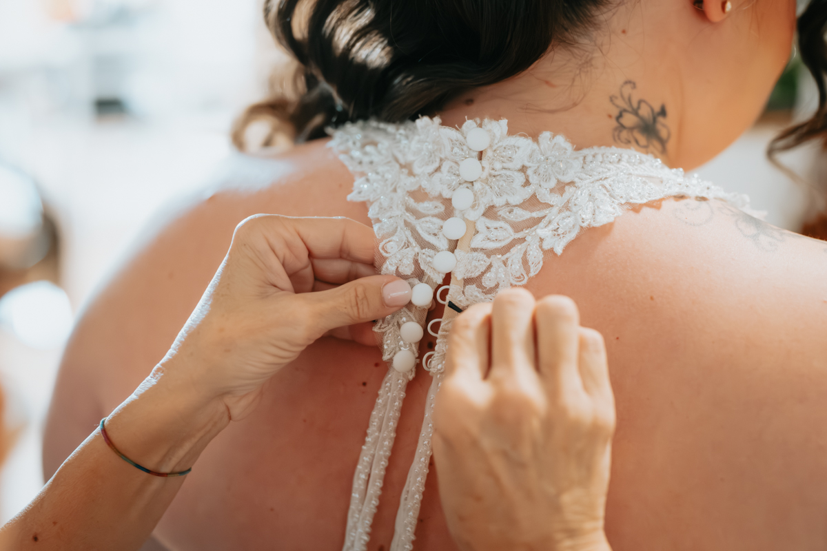 preparazione della sposa durante il matrimonio a Cagliari