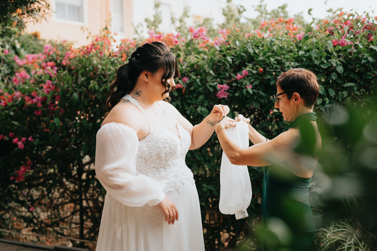 preparazione della sposa durante il matrimonio a Cagliari