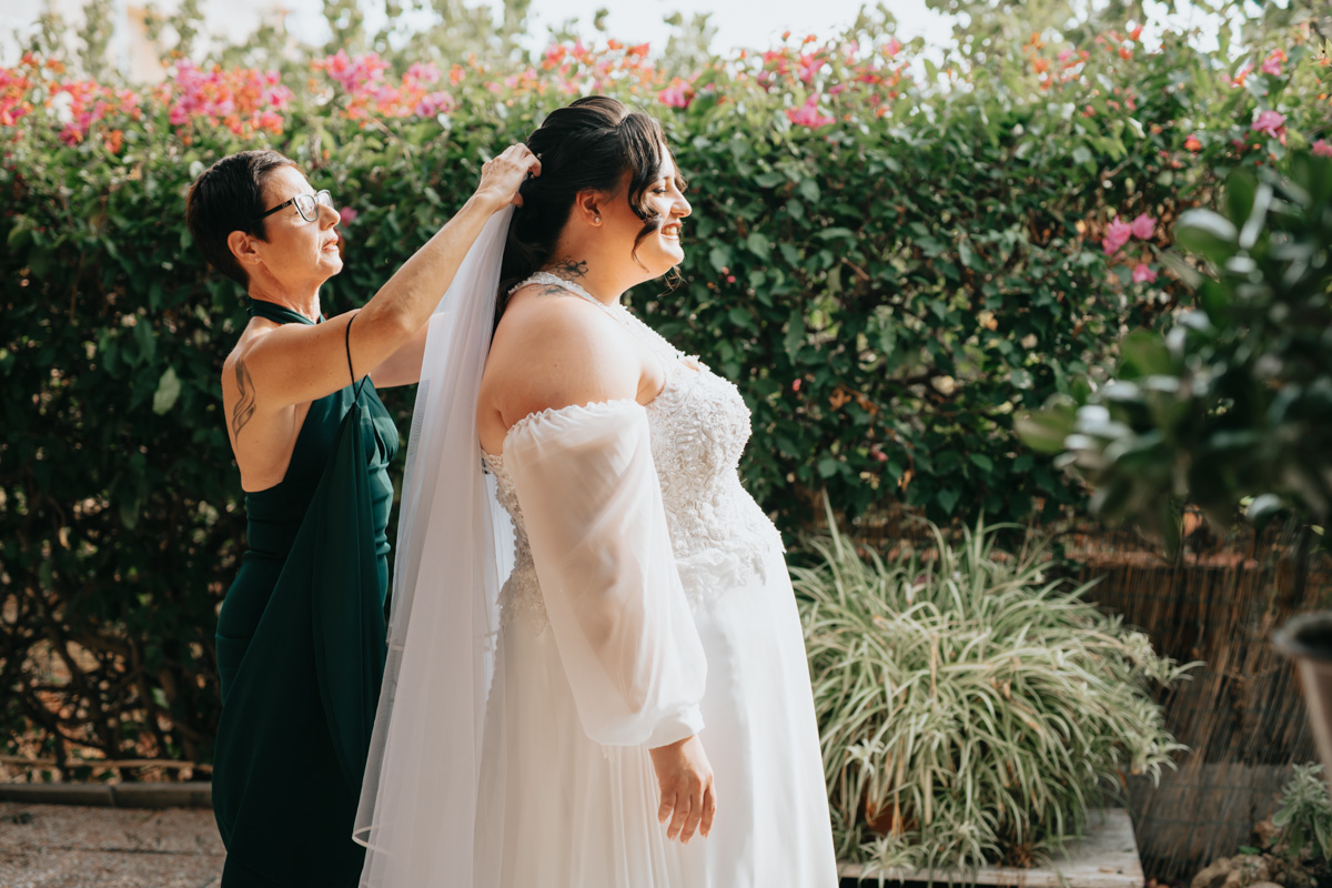 preparazione della sposa durante il matrimonio a Cagliari