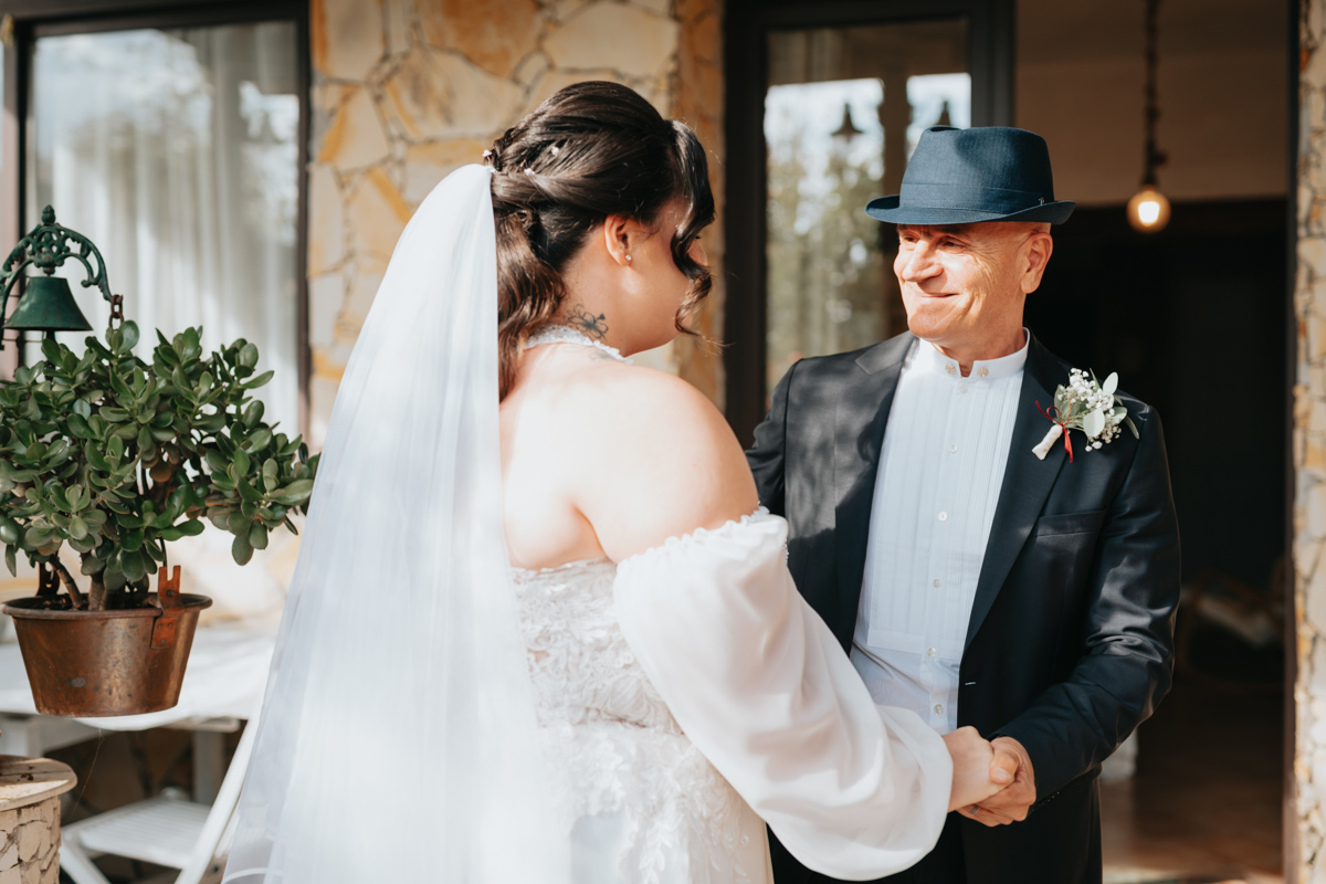 preparazione della sposa durante il matrimonio a Cagliari