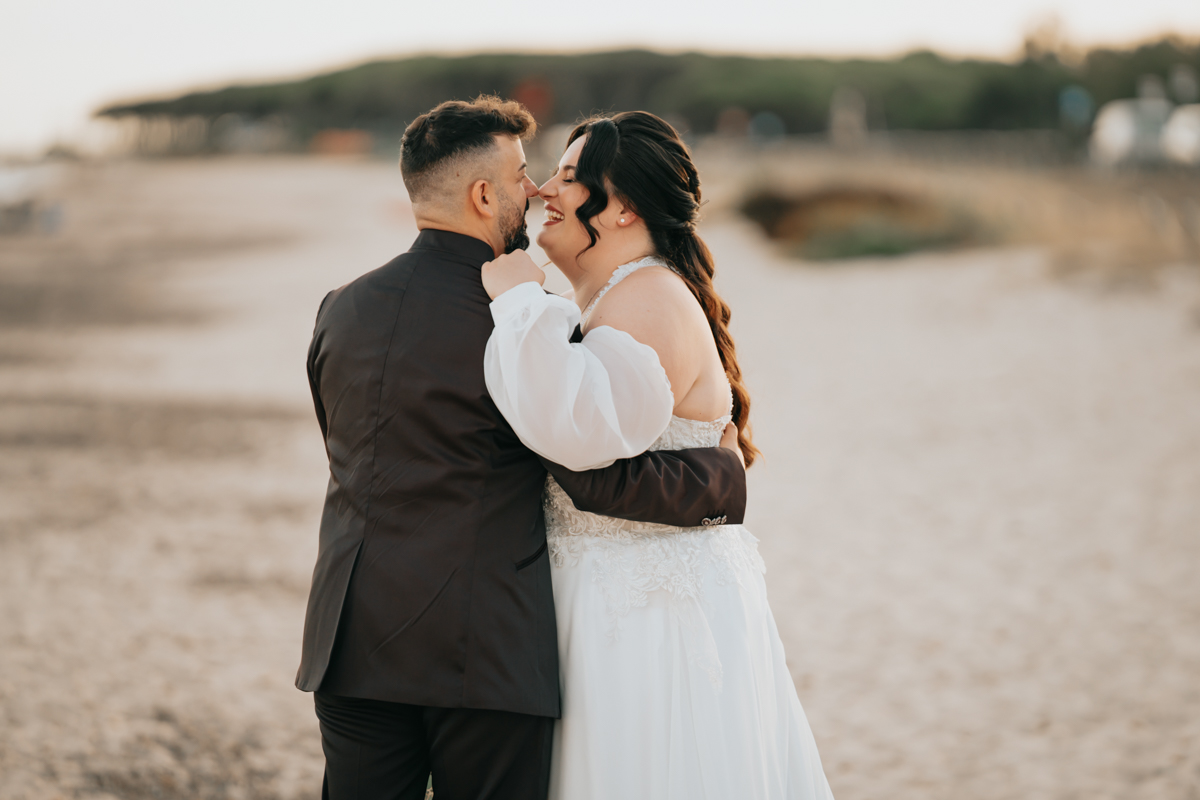 sposi durante un momento spontaneo del matrimonio in spiaggia a Pula