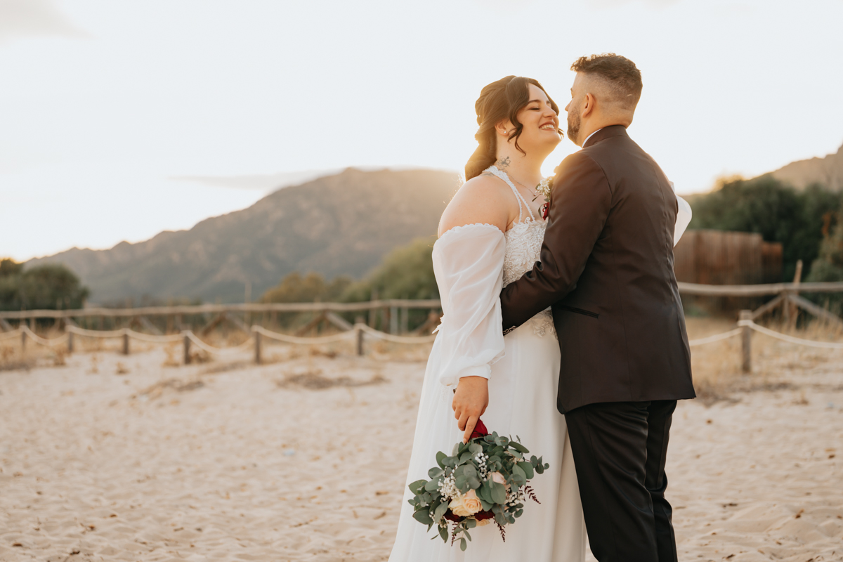 sposi durante un momento spontaneo del matrimonio in spiaggia a Pula