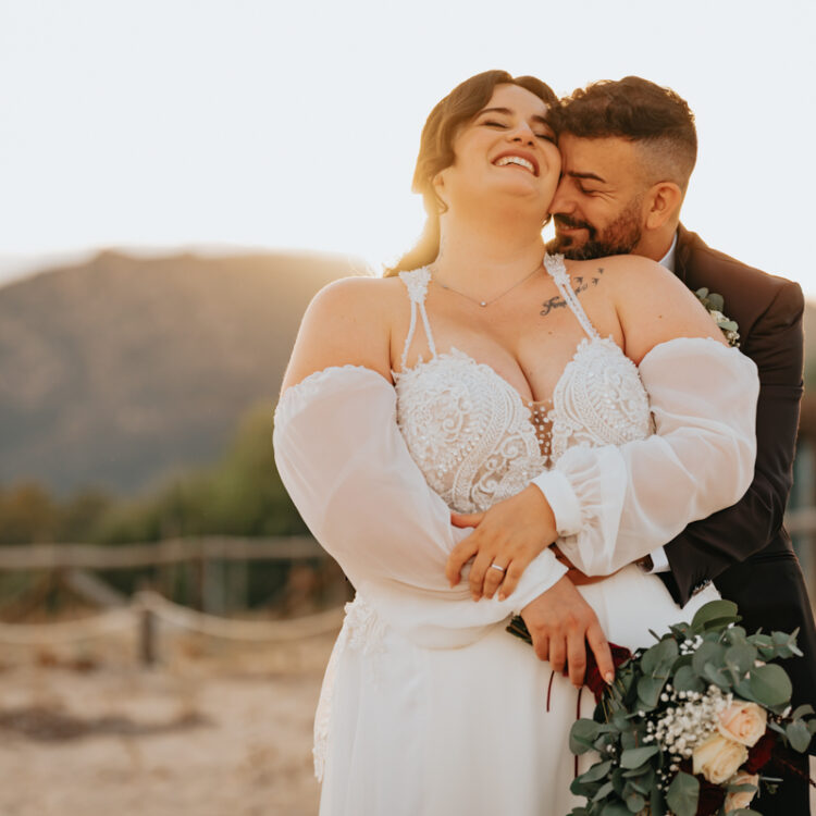 sposi durante un momento spontaneo del matrimonio in spiaggia a Pula