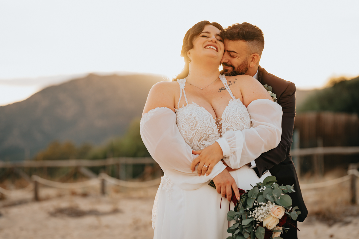 sposi durante un momento spontaneo del matrimonio in spiaggia a Pula