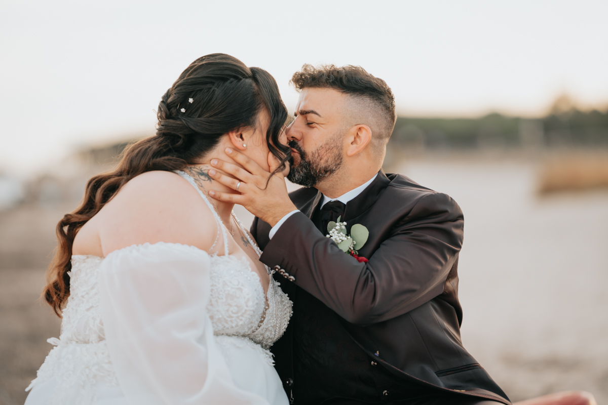 sposi durante un momento spontaneo del matrimonio in spiaggia a Pula