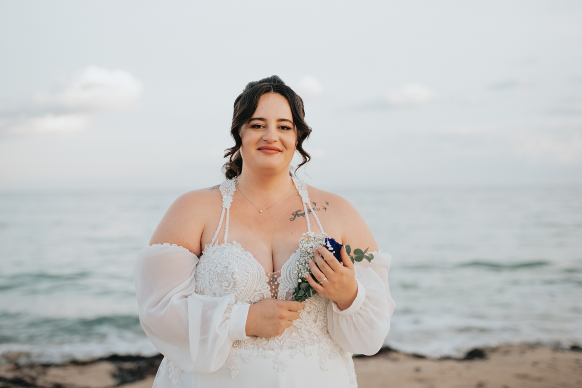 sposi durante un momento spontaneo del matrimonio in spiaggia a Pula