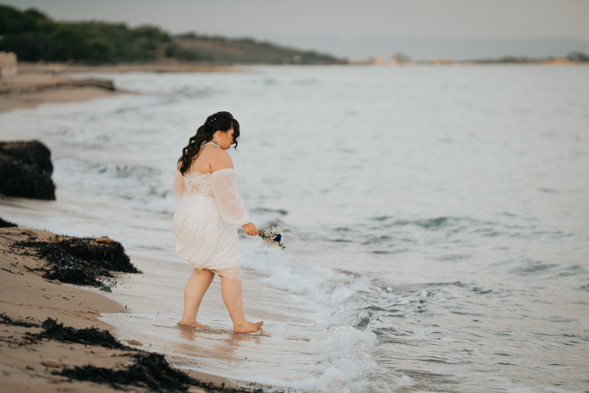 sposi durante un momento spontaneo del matrimonio in spiaggia a Pula