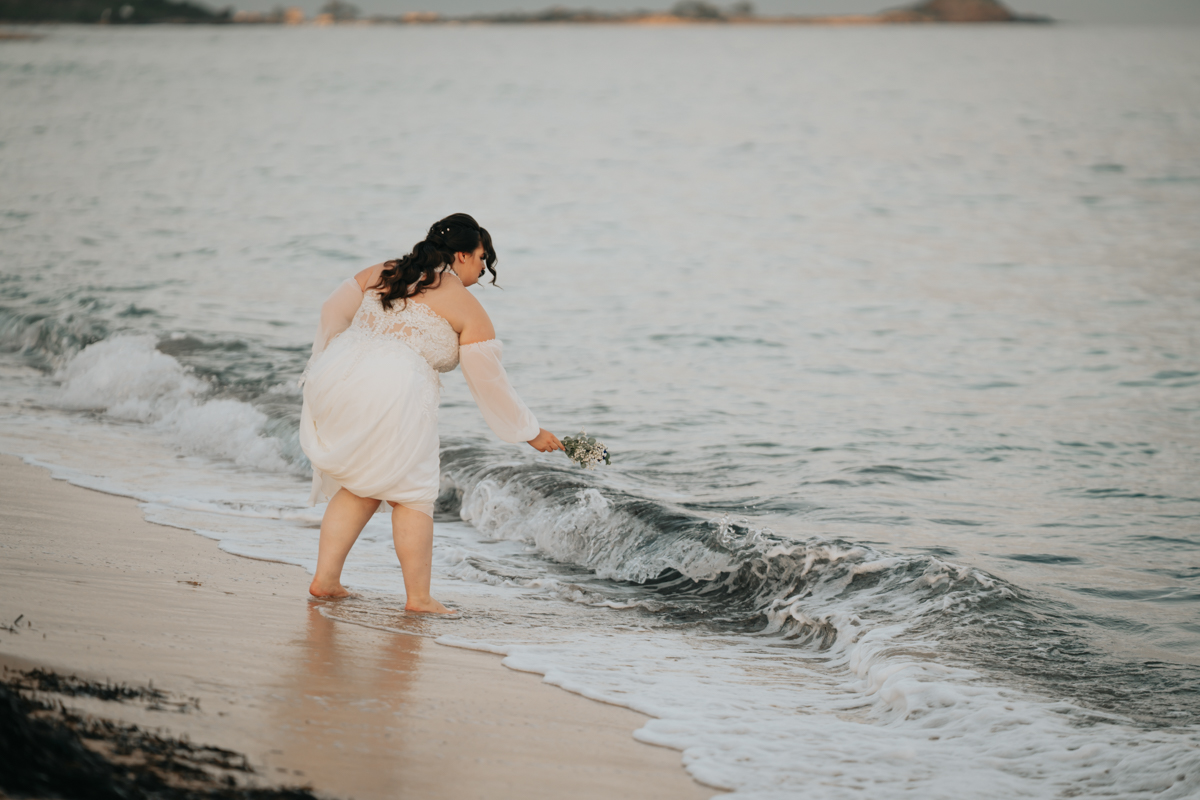 sposi durante un momento spontaneo del matrimonio in spiaggia a Pula