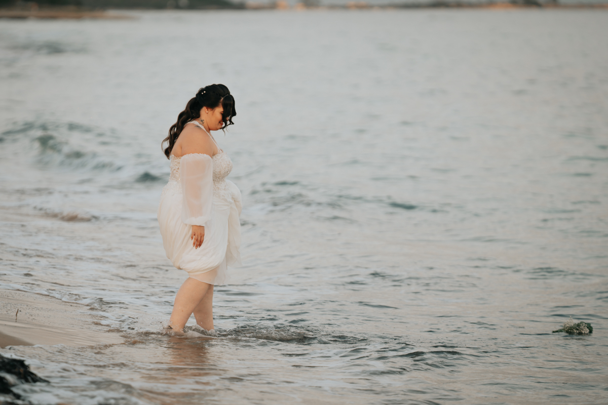 sposi durante un momento spontaneo del matrimonio in spiaggia a Pula