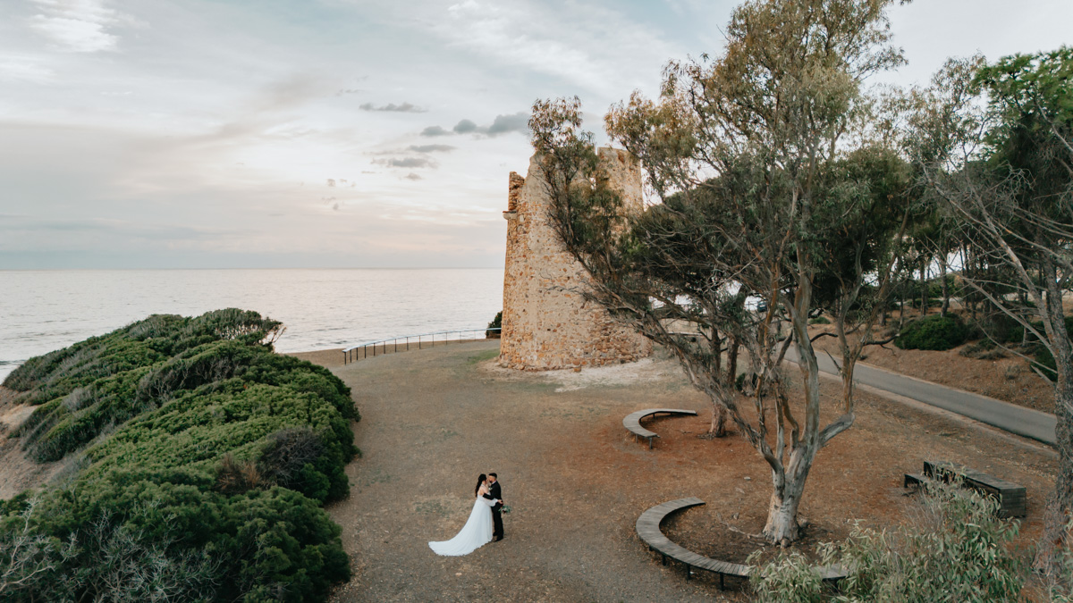 sposi durante un momento spontaneo del matrimonio in spiaggia a Pula