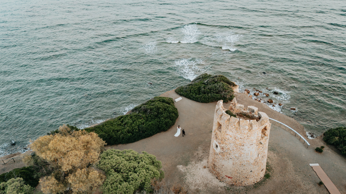 sposi durante un momento spontaneo del matrimonio in spiaggia a Pula