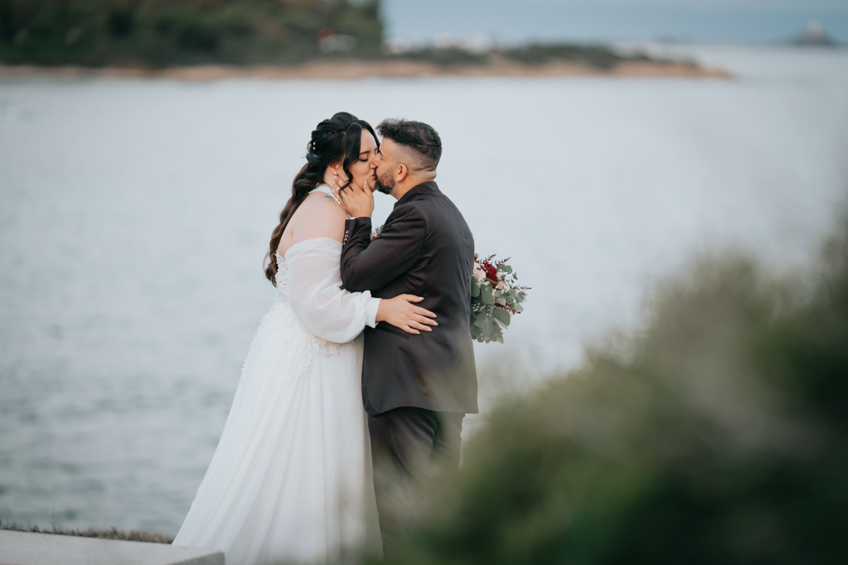 sposi durante un momento spontaneo del matrimonio in spiaggia a Pula