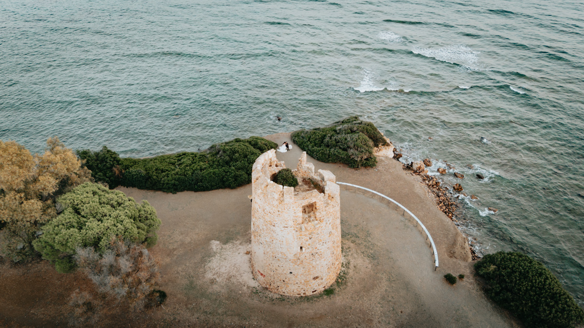sposi durante un momento spontaneo del matrimonio in spiaggia a Pula