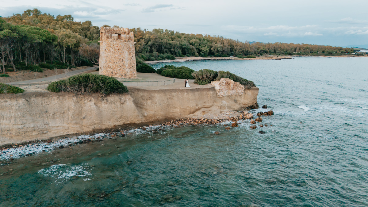 sposi durante un momento spontaneo del matrimonio in spiaggia a Pula