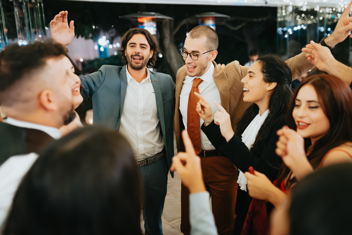 festa e divertimento al ricevimento di matrimonio alla Corte Noa, Pula