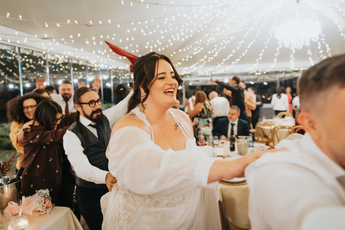 festa e divertimento al ricevimento di matrimonio alla Corte Noa, Pula