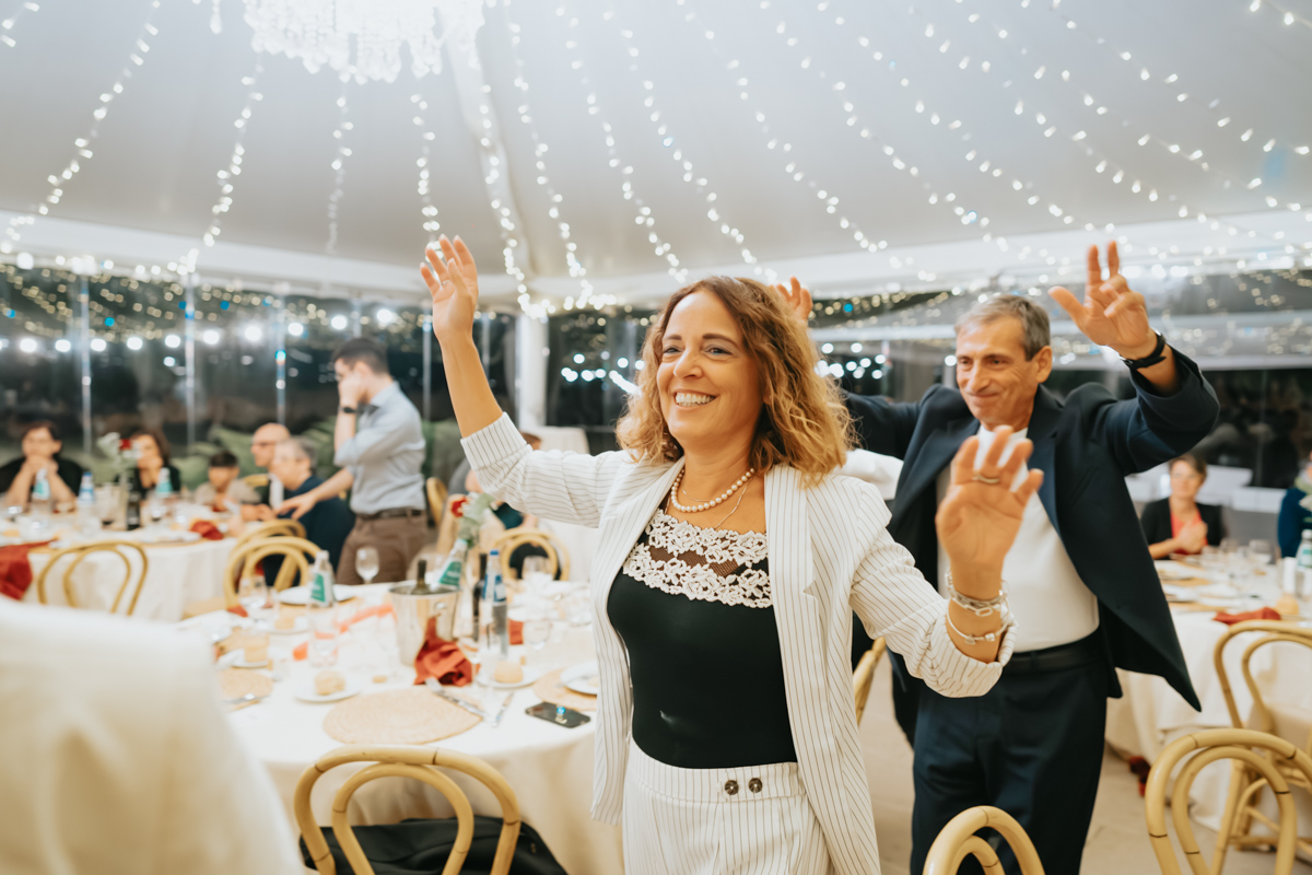 festa e divertimento al ricevimento di matrimonio alla Corte Noa, Pula