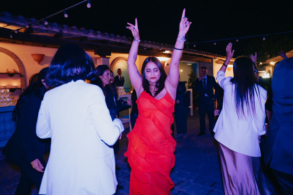 festa e divertimento al ricevimento di matrimonio alla Corte Noa, Pula
