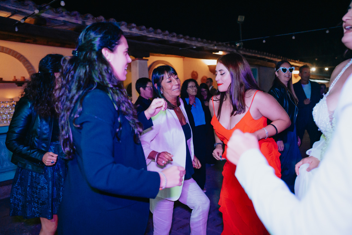 festa e divertimento al ricevimento di matrimonio alla Corte Noa, Pula