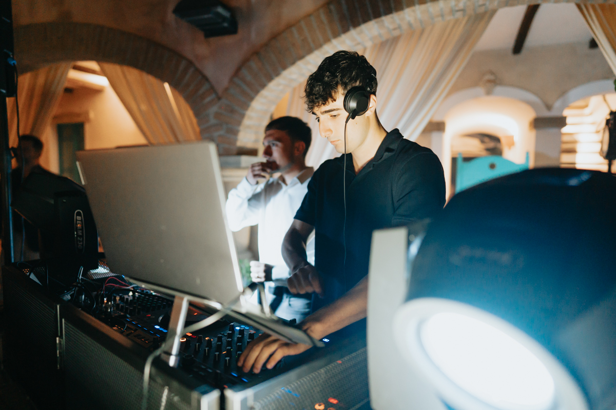 festa e divertimento al ricevimento di matrimonio alla Corte Noa, Pula