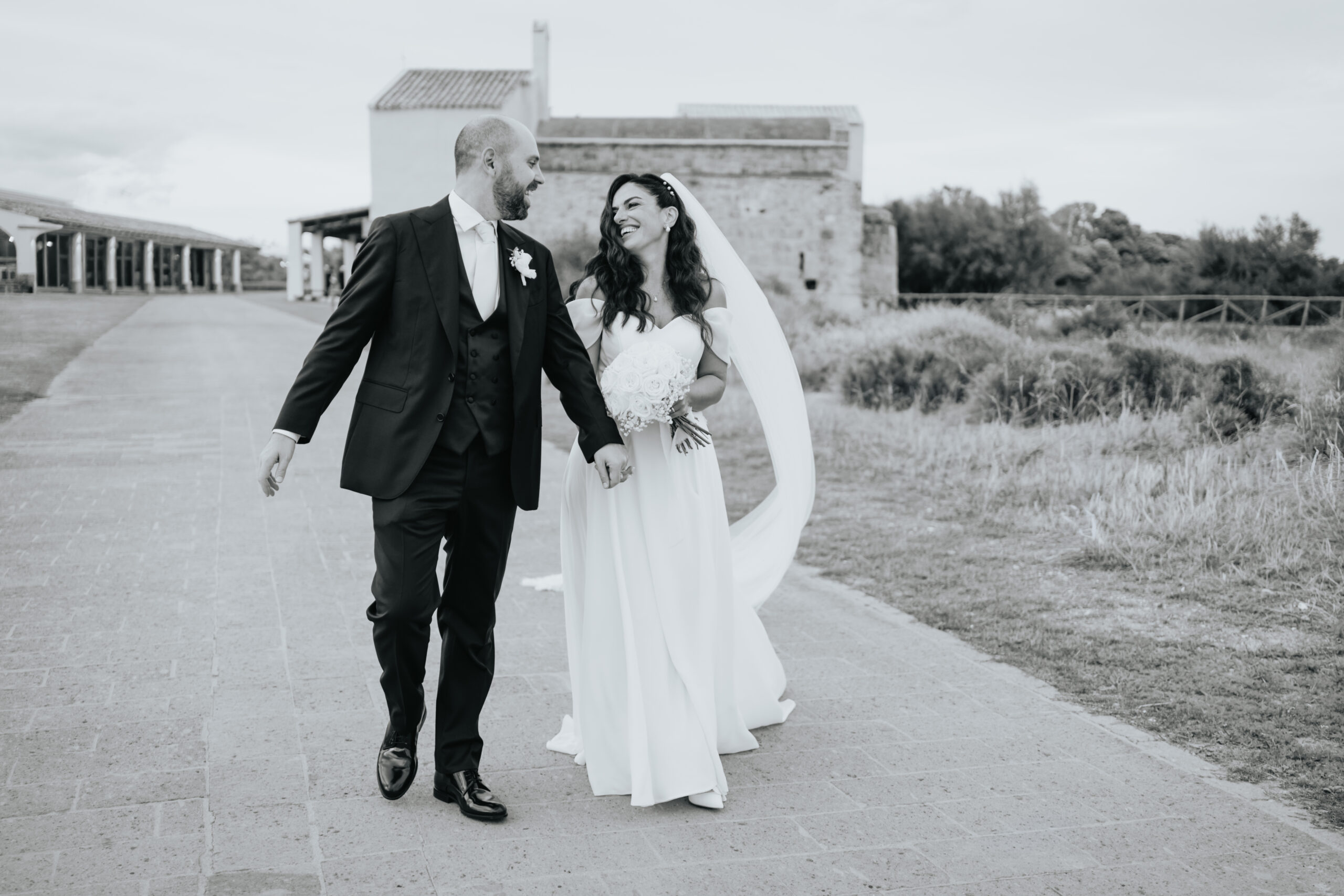sposi durante un momento spontaneo del matrimonio a Nora, Pula