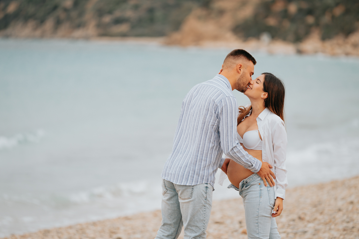 Servizio fotografico gravidanza a Mari Pintau con cielo nuvoloso e luce morbida sul mare