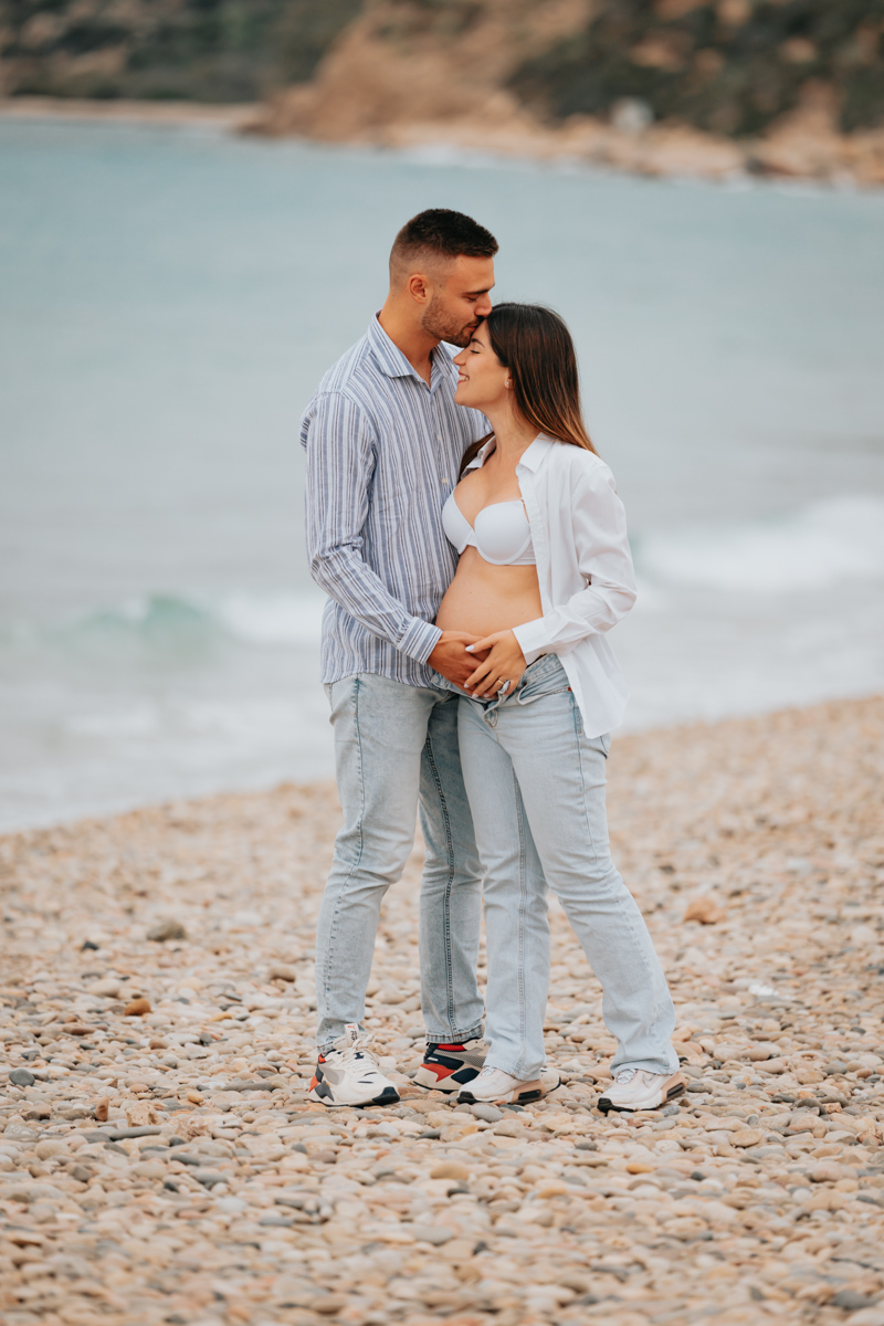 Servizio fotografico gravidanza a Mari Pintau con cielo nuvoloso e luce morbida sul mare