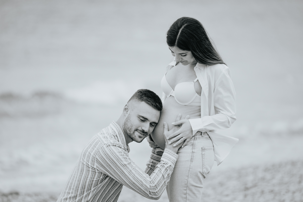 Servizio fotografico gravidanza a Mari Pintau con cielo nuvoloso e luce morbida sul mare