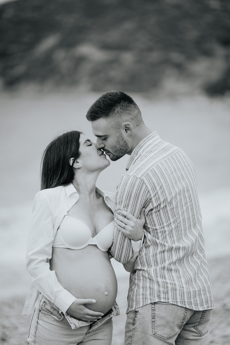 Servizio fotografico gravidanza a Mari Pintau con cielo nuvoloso e luce morbida sul mare