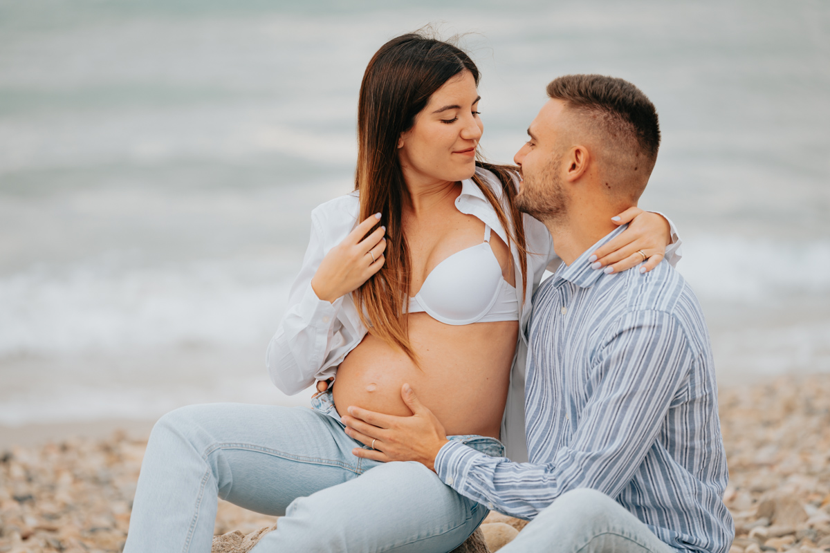 Servizio fotografico gravidanza a Mari Pintau con cielo nuvoloso e luce morbida sul mare