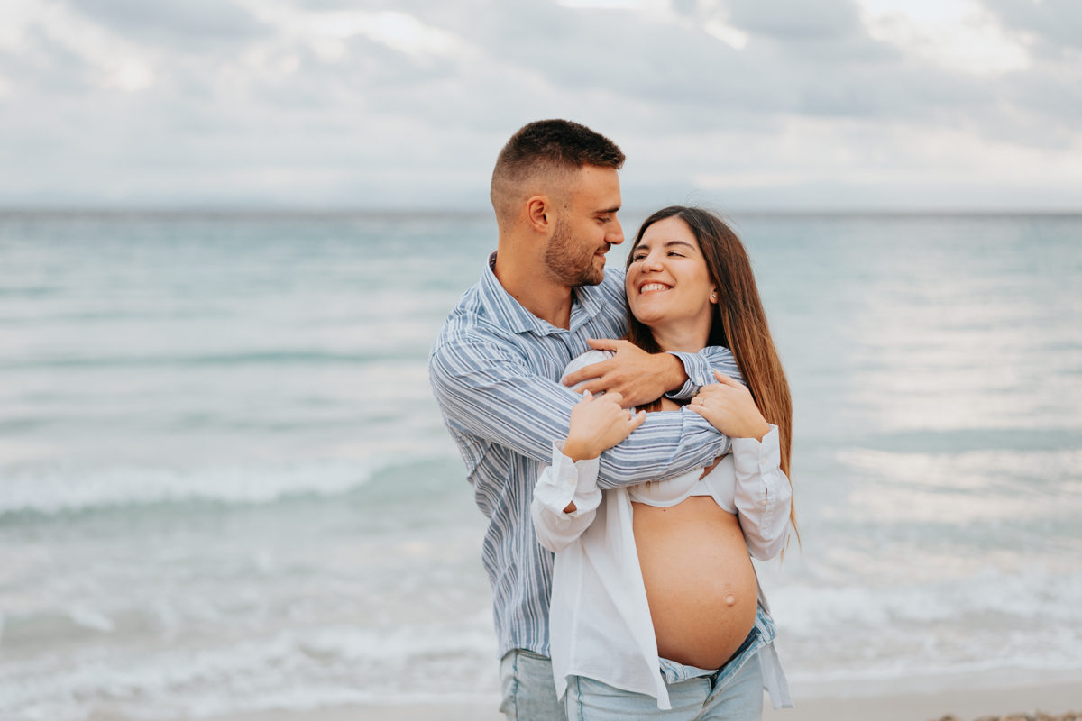 Servizio fotografico gravidanza a Mari Pintau con cielo nuvoloso e luce morbida sul mare