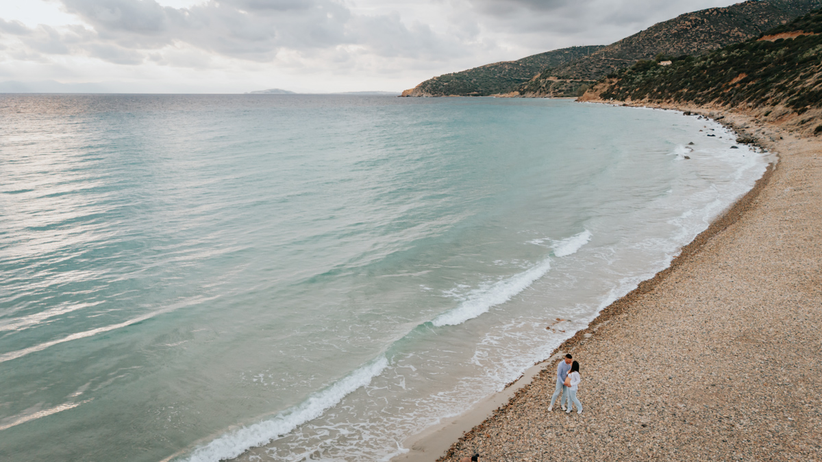 Servizio fotografico gravidanza a Mari Pintau con cielo nuvoloso e luce morbida sul mare