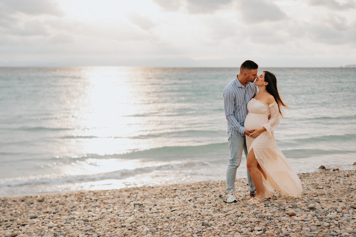 Servizio fotografico gravidanza a Mari Pintau con cielo nuvoloso e luce morbida sul mare