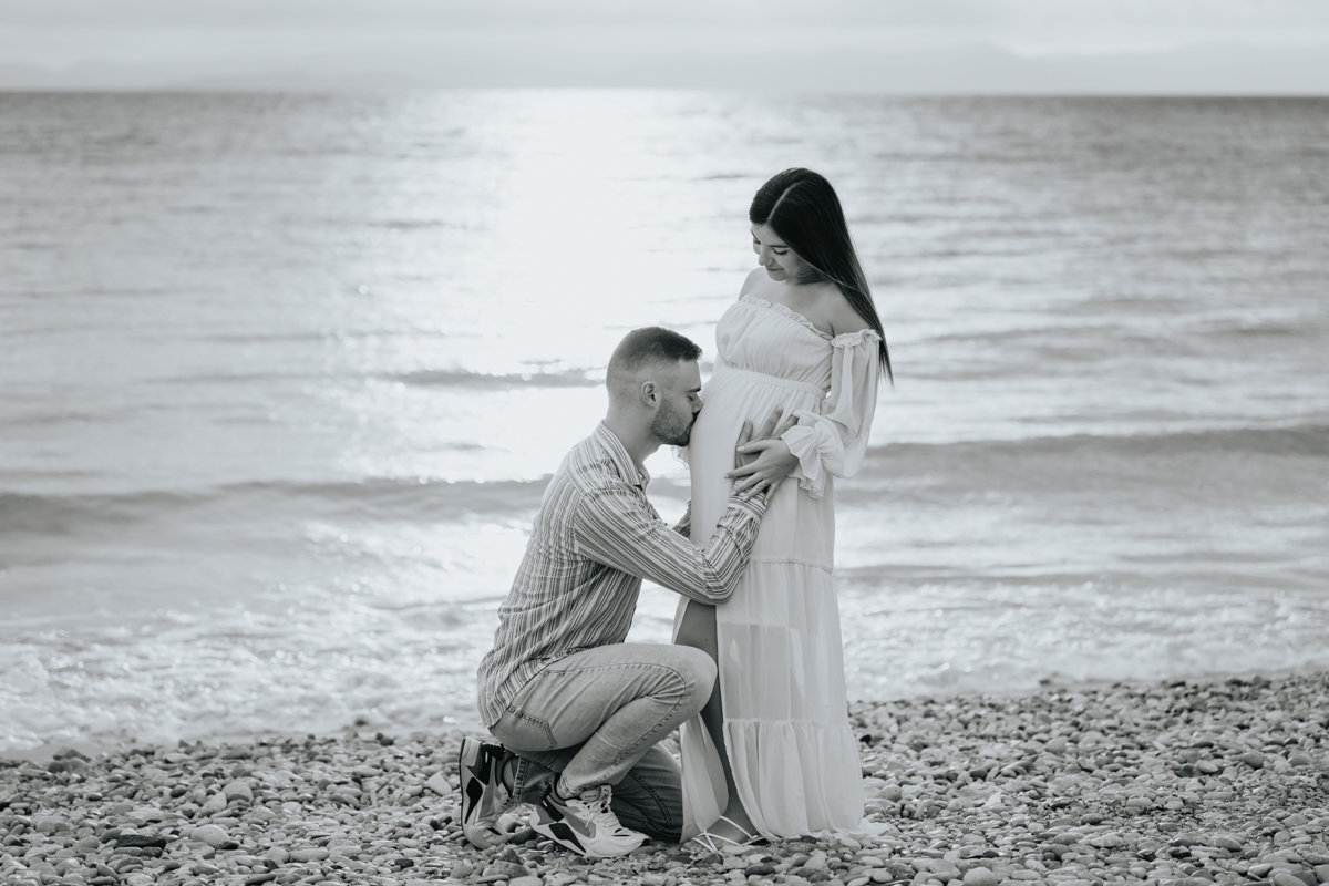 Servizio fotografico gravidanza a Mari Pintau con cielo nuvoloso e luce morbida sul mare