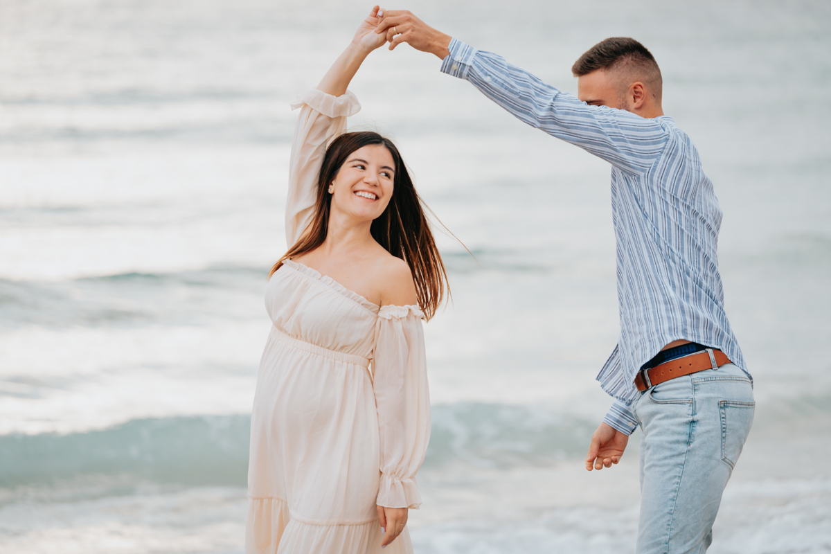 Servizio fotografico gravidanza a Mari Pintau con cielo nuvoloso e luce morbida sul mare