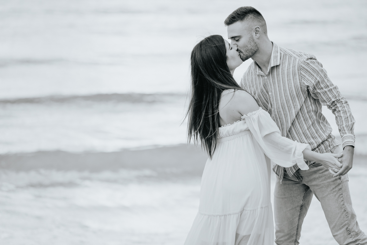 Servizio fotografico gravidanza a Mari Pintau con cielo nuvoloso e luce morbida sul mare