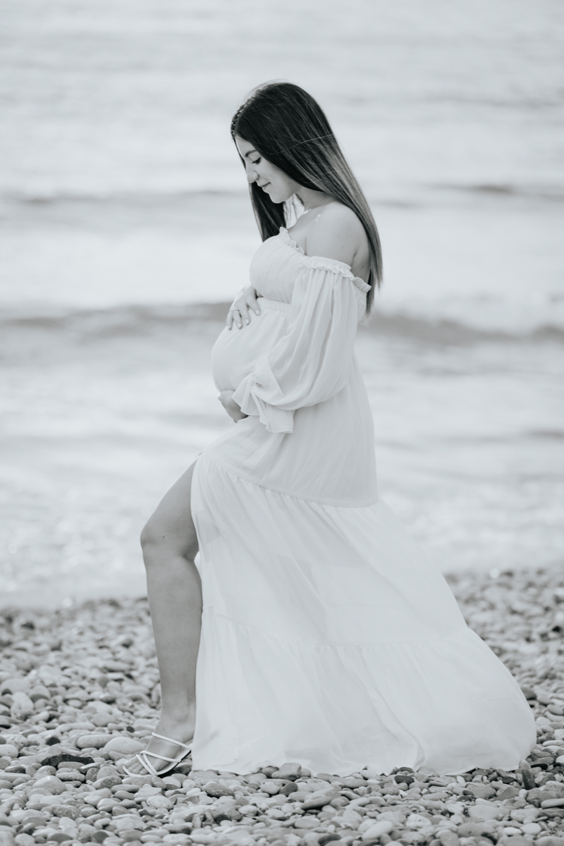 Servizio fotografico gravidanza a Mari Pintau con cielo nuvoloso e luce morbida sul mare