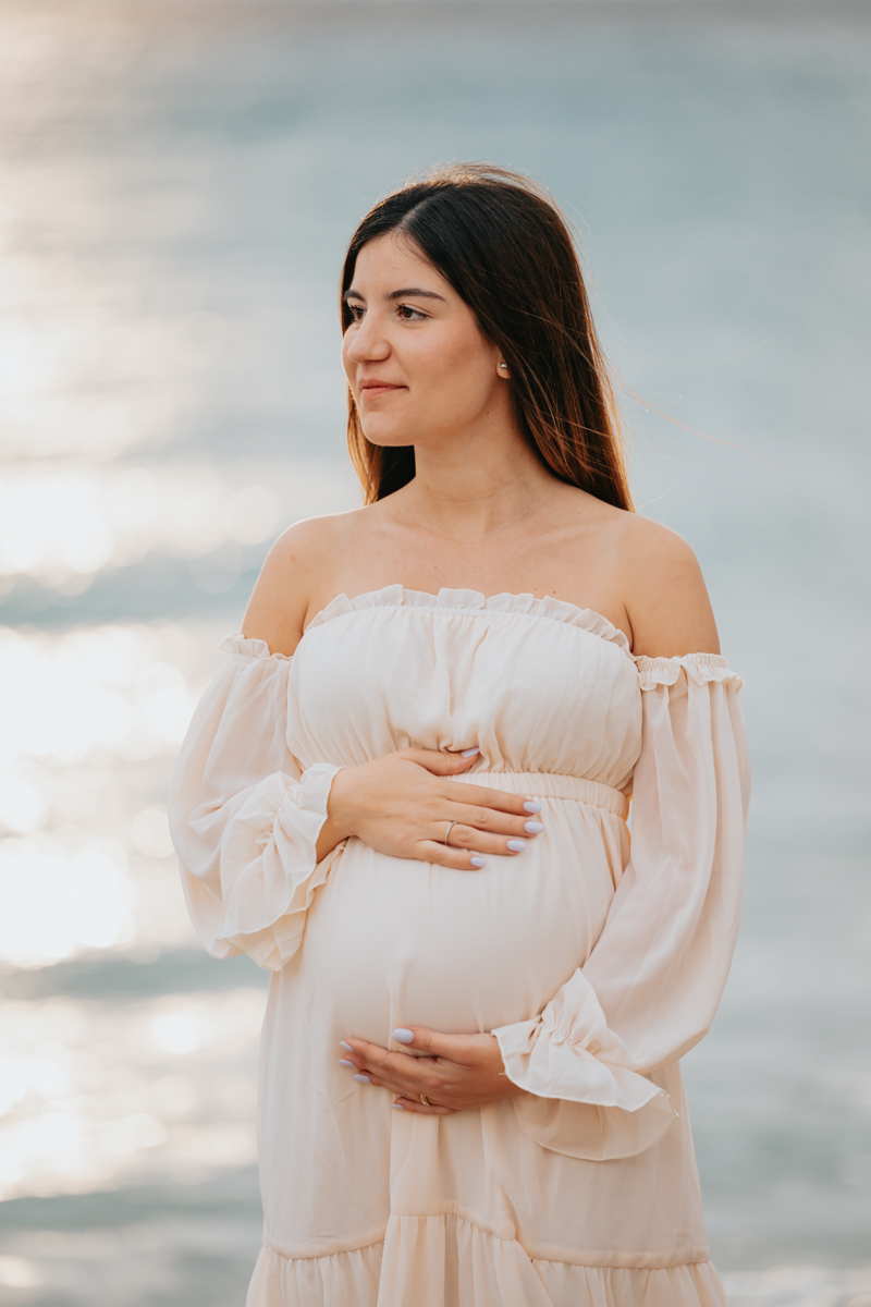 Servizio fotografico gravidanza a Mari Pintau con cielo nuvoloso e luce morbida sul mare
